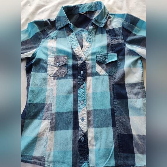 Rue21 Tops - RUE 21 Ladies Button Up Shirt. Size XL (fits like Large) Adj. Sleeves.